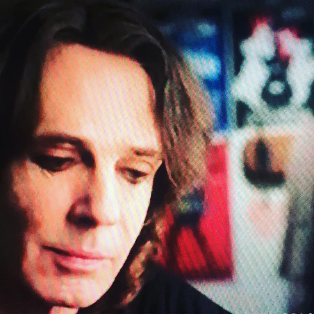 OK, it's a little blurry, but that's our @thestarterwives poster behind the one and only @rickspringfield aka in this week's episode of on the CW Network @thecw And just below, our friends @sexwithstrangersband